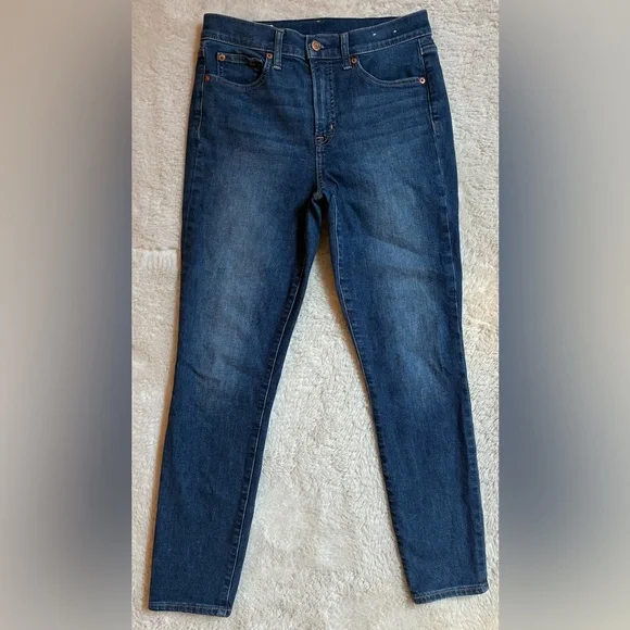Gap's High Rise True Skinny Jeans in Dark Wash - Picture 2 of 8
